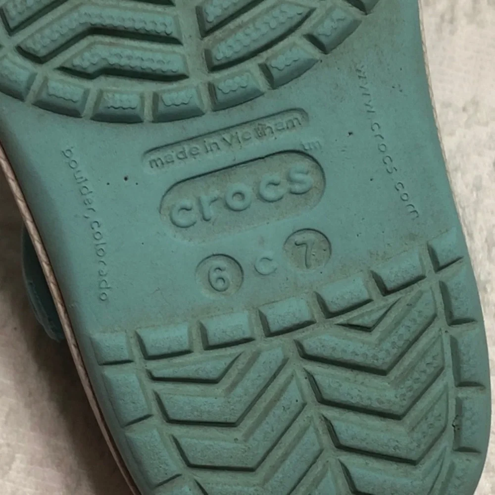 CROCS Kids Girls Size 6 c 7 Aqua Blue Water Clogs with Pink Accent